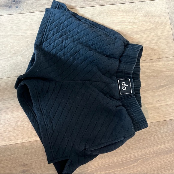 ALO Yoga Black Quilted Athletic Shorts - Picture 1 of 1